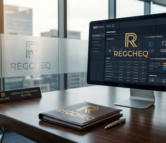 Regcheq alerta: 4 de cada 10 empresas ignoran la Ley Antilavado y arriesgan multas de hasta 7.6 MDP Fotografía de un escritorio de oficina ejecutiva con una carpeta de cuero grabada con el logotipo dorado de Regcheq y un monitor de computadora en cuyo panel se muestra la interfaz de la plataforma SaaS "REGCHEQ PLD X", desplegando gráficos de evaluación de riesgos, monitoreo transaccional y reportes regulatorios.