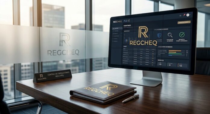 Fotografía de un escritorio de oficina ejecutiva con una carpeta de cuero grabada con el logotipo dorado de Regcheq y un monitor de computadora en cuyo panel se muestra la interfaz de la plataforma SaaS 