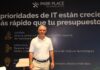 El salvavidas del centro de datos corporativo se llama Park Place y redefine la inversión tecnológica Fotografía en plano medio de Rogelio Moncada, Director Comercial para North Latam en Park Place Technologies, vistiendo camisa blanca tipo polo corporativa, posando sonriente frente a un muro publicitario con la frase "Las prioridades de IT están creciendo más rápido que tu presupuesto".
