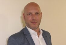 Motorola Solutions: Más allá del yacimiento; inteligencia operativa y tecnología integrada para las operaciones de oil & gas Fotografía de retrato en plano medio de Sebastián Osterc, Channel Sales Manager para Argentina, Paraguay, Uruguay y Bolivia en Motorola Solutions, vistiendo saco azul sobre camisa blanca de vestir, posando frente a un fondo claro.