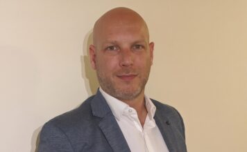 Motorola Solutions: Más allá del yacimiento; inteligencia operativa y tecnología integrada para las operaciones de oil & gas Fotografía de retrato en plano medio de Sebastián Osterc, Channel Sales Manager para Argentina, Paraguay, Uruguay y Bolivia en Motorola Solutions, vistiendo saco azul sobre camisa blanca de vestir, posando frente a un fondo claro.